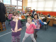 Dzieci stoją i jedzą pączki