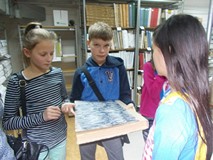 Dzieci stoją i trzymają oprawione czasopismo