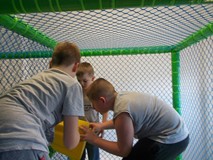 Chłopcy celują z zabawkowej wyrzutni