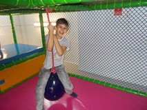 Chłopiec buja się na linie