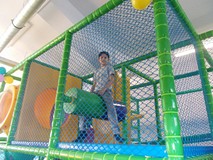 Chłopiec pozuje do zdjęcia na placu zabaw