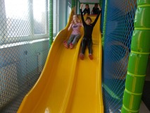 Dwie dziewczynki zjeżdżają ze zjeżdżalni