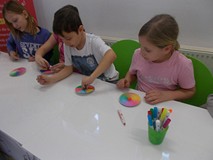 Dzieci wykonują eksperyment z kolorami