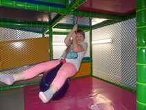 Dziewczynka buja się na linie