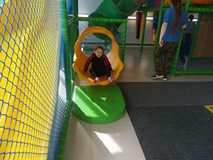 Dziewczynka zjeżdża ze zjeżdżalni