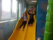 Dziewczynki zjeżdżają ze zjeżdżalni