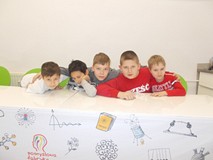 Pięciu chłopców pozuje do zdjęcia