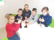 Pięcioro dzieci pozuje do zdjęcia przy stole