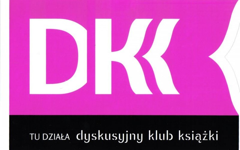 Zdjęcie przedstawia plakat Dydkusyjnego Klubu Książki. Na prostokątnym, różowym tle...