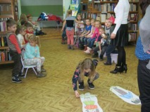 dzieci wymieniaja dobre cechy przyjaciela