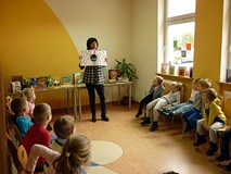 Książka z dziurą - książka do zabawy