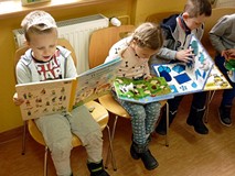 Zachwyt nad książką - dzieci oglądają omówione wcześniej książeczki