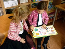 Dziewczynki oglądają książkę KOLORY