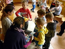 Wychowawczynie wspólnie z dziećmi oglądają książkę PARYŻ