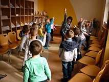 Zabawa ruchowa - lądowanie TELEMARKIEM