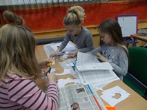 Dzieci w drużynie wykonują wspólnie kolaż