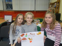 Trzy dziewczynki pokazują swój plakat