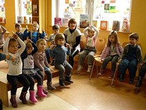 Zabawa ruchowa - dzieci udają zamkniętą książkę