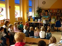 Bibliotekarka pokazuje najpiększiejsze książki dla dzieci z naszej kolekcji