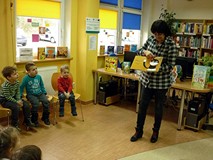 Oto książka-zgadywanka WSZYSCY ZIEWAJĄ; tu Pani Wiola prezentuje stronę - Jak ziewa kotek