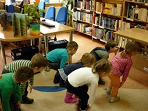 Zabawa ruchowa - dzieci udają tupiące słonie