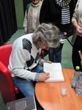 Filip Łobodziński chętnie rozdawał autografy po spotkaniu