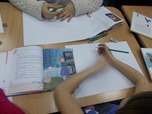 Zdjęcie rączek dzieci podczas rysowania