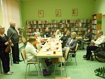 uczestnicy spotkania siedzą przy stole