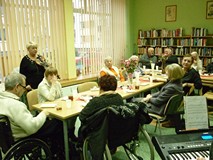 uczestnicy spotkania siedzą przy stole i omawiają sprawy Stowarzyszenia