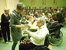 Stasiu wręcza kwiatki bibliotekarkom