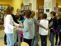 Dzieci bawią się w zabawę TRZY JAPOŃCE