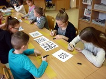 Moliki kaligrafują swoje imiona na wzór pisma chińskiego