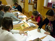 Dzieci wykonują rysunki na konkurs MOJA AZJATYCKA PRZYGODA