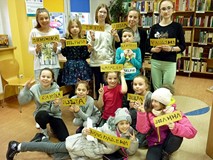 Grupa molików trzymająca paski ze swoimi CHIŃSKIMI imionami