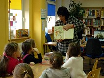 Pani Wiola prezentuje molikom literaturę o tematyce orientalnej