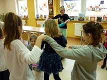 Zabawa ruchowa TRZY JAPOŃCE - dwie osoby trzymają się za ręce tworząc dom, w którym przebywa dziecko