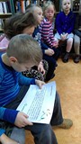 Przedszkolak czyta list od Pani Wiosny