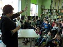 bibliotekarka opowiada dzieciom o wodzie