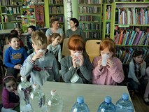 troje dzieci pije wodę z kubeczków, ich zadaniem jest odgadnąć smak wody