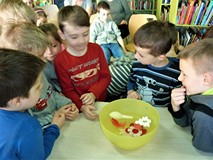 w misce z wodą jest kilka przedmiotów, dzieci sprawdzają, które z nich toną, a które utrzymują się n