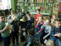 dzieci piją wodę mineralną