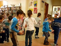 Czas na trochę zabawy - DZIECI-KRÓLIKI SZUKAJĄ NOREK