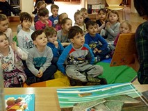 Pani Wiola pokazuje dzieciom książeczki, których bohaterami są zabawki