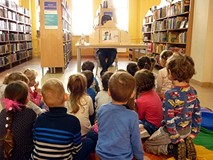 Dzieci poznają historię Królika w adaptacji rysunkowej na Teatrzyk Kamishibai