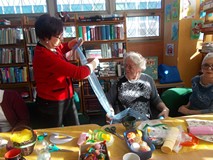 Dwie panie rozwijają materiał do pomponu