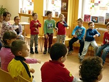 Kuchenne rewolucje - dzieci naśladują ucieranie ciasta