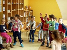 Dzieci wcielają się w zawód kucharza - na zdjęciu otrzepują ręce z mąki