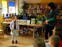 Dziewczynka przygotowuje się by przedstawić muzyka grającego na instrumentach perkusyjnych