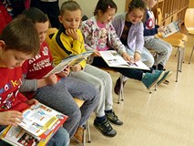 Dla każdego coś innego - dzieci przeglądają książki o zawodach