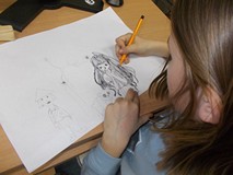 Dziewczynka wykonuje pracę plastyczną